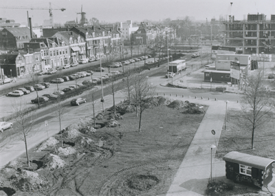 862517 Gezicht op het parkeerterrein aangelegd op het gedempte deel van de Stadsbuitengracht tussen de Nieuwekade en de ...